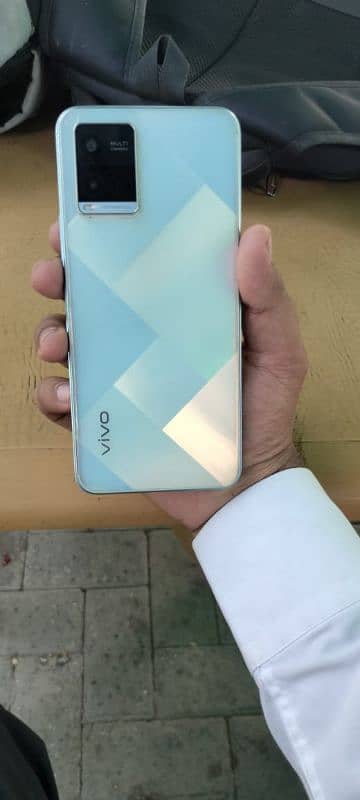 I am selling my vivo y21 lush and mint condition with reasonable price 2