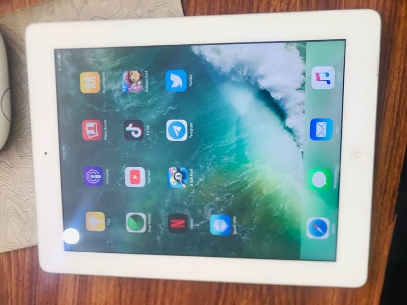 Apple iPad with Retina Display MD519LL/A (16GB, Wi-Fi ) 4th Generation 0