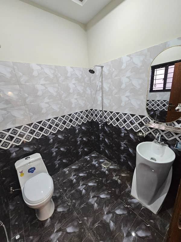 Corner In Hamza Town Phase 2 4 Marla House For sale 4