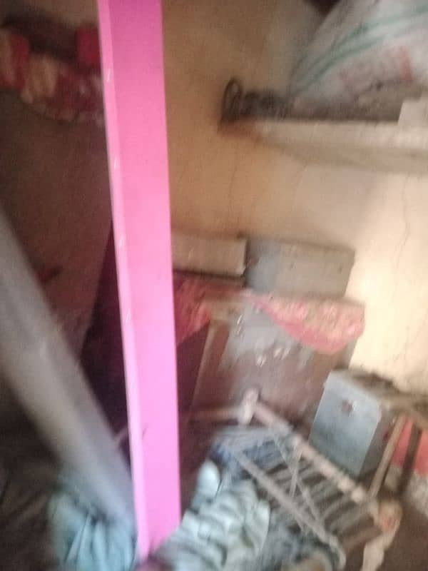 raksh ki uper wali chaath aur lady seat bilkul New condition ma . 4