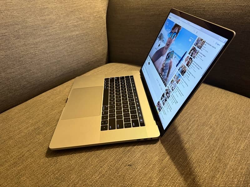 MacBook Pro 2017 in 15.4 inch in Warranty 2