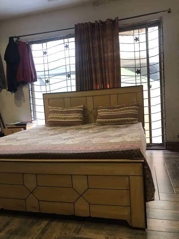 USED WOODEN KING SIZE BED WITH MATTRESSES AND SIDE TABLES 0