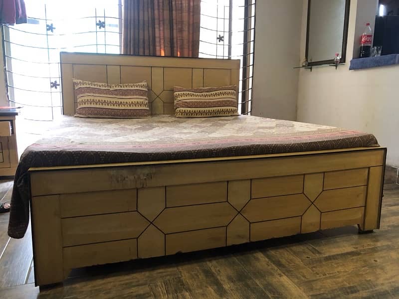 USED WOODEN KING SIZE BED WITH MATTRESSES AND SIDE TABLES 3