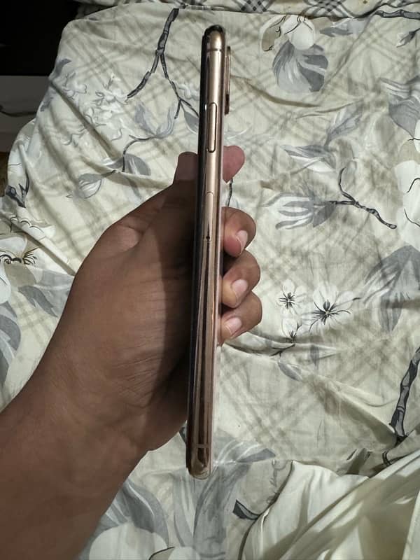 iPhone XS Max gold color 2