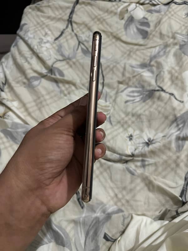 iPhone XS Max gold color 3