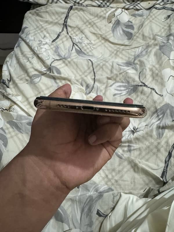 iPhone XS Max gold color 4