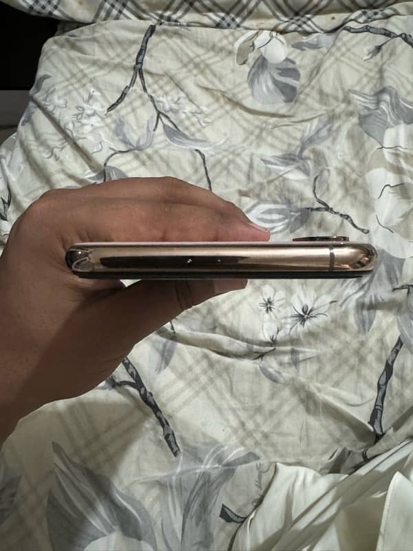 iPhone XS Max gold color 5