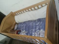 baby cot. toddlrs bed.