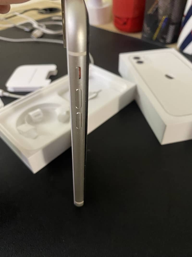 iPhone 11 (128 GB) - White 2