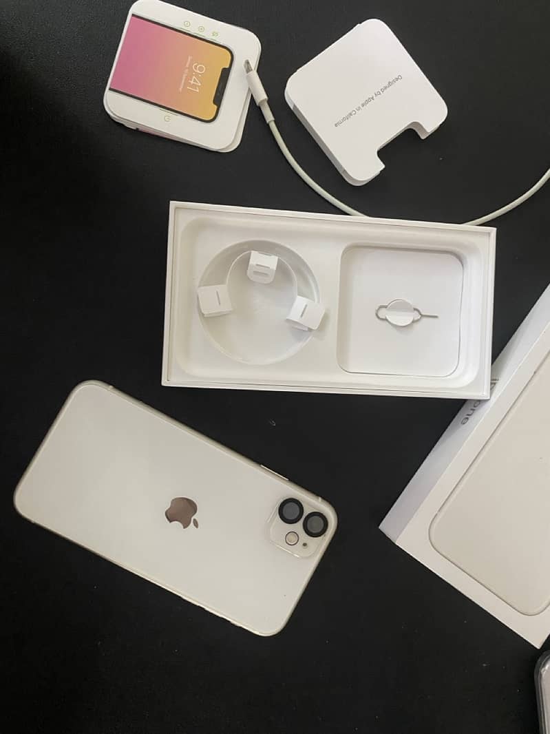 iPhone 11 (128 GB) - White 3