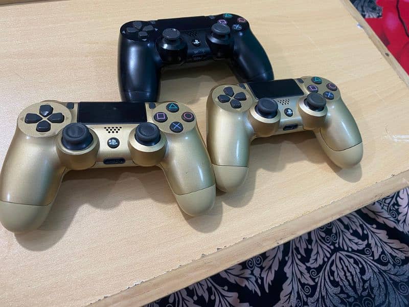 PS4 Slim Gold 500Gb (3 Controllers) 6