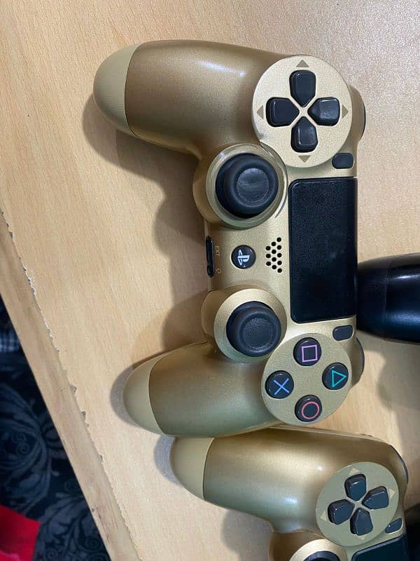 PS4 Slim Gold 500Gb (3 Controllers) 7