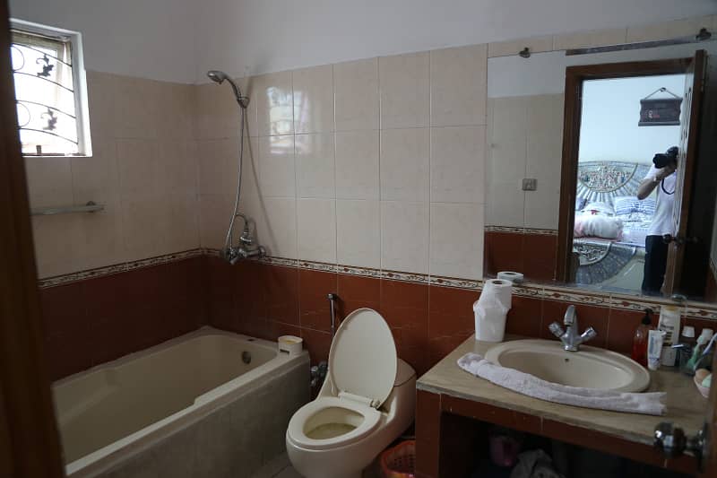 20 Marla House Sale In Main Canal Bank Road Izmir Town Block D. 21