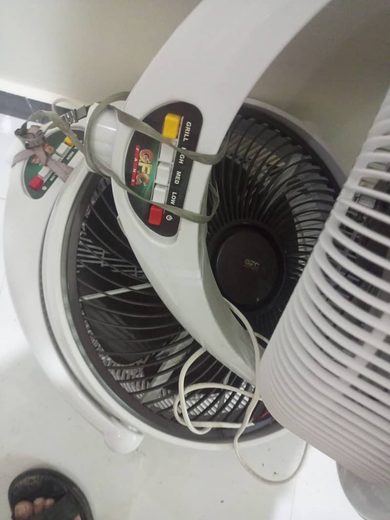 I am selling 3 bracket fans new 1