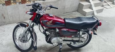 Honda 125 red