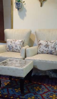 Very beautiful heavy room chairs with table03335138001