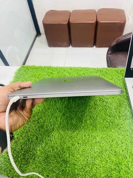 MACBOOK PRO 2017 13 INCHES 16GB Ram 512GB SSD 3