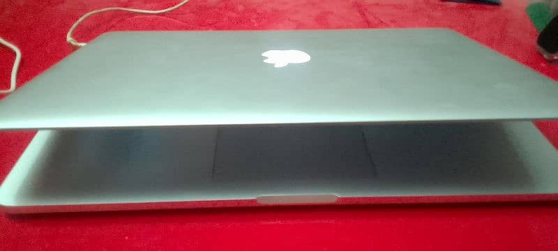 macbook pro 2015 15.4 inch 512 GB SSD 16 GB RAM 11