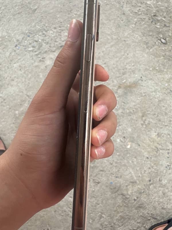 IphoneXsmas 64gb 10/10condition full lashpash waterpack factoryunlock 3