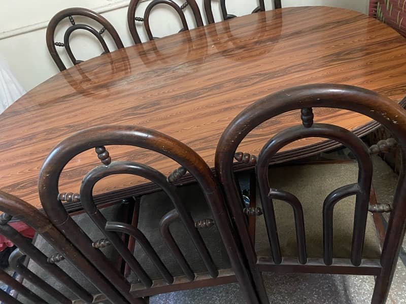 Dining Table in very good condition 0