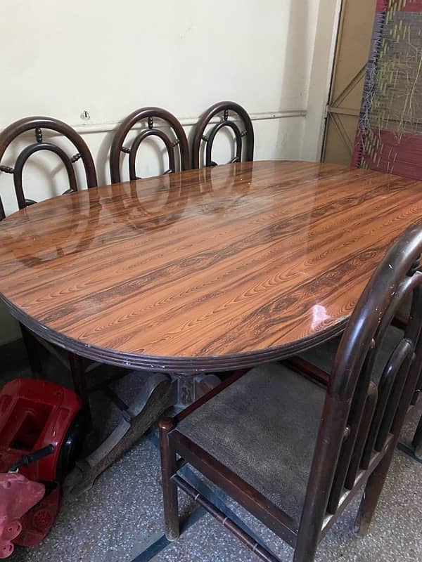 Dining Table in very good condition 1