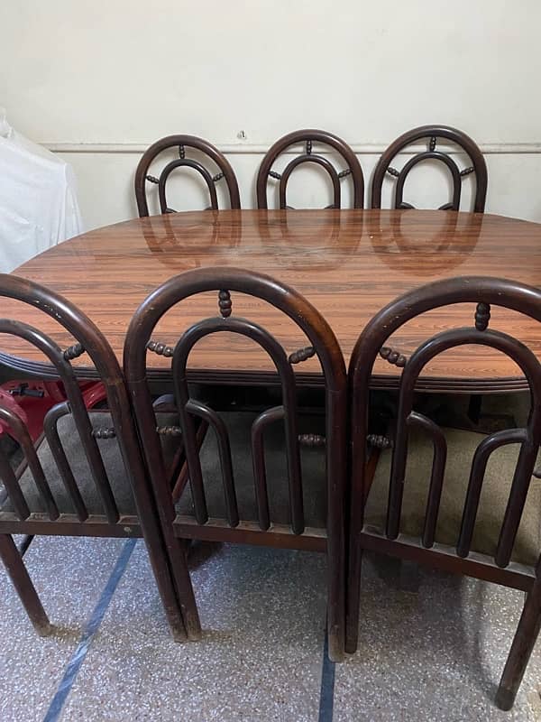 Dining Table in very good condition 2