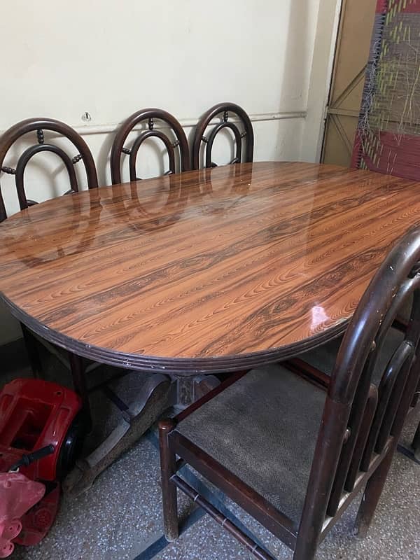 Dining Table in very good condition 3