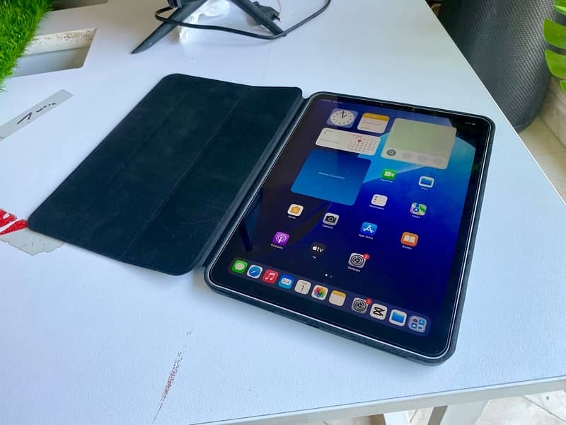 Ipad pro 11 2nd gen 128 gb silver with box and charger 1