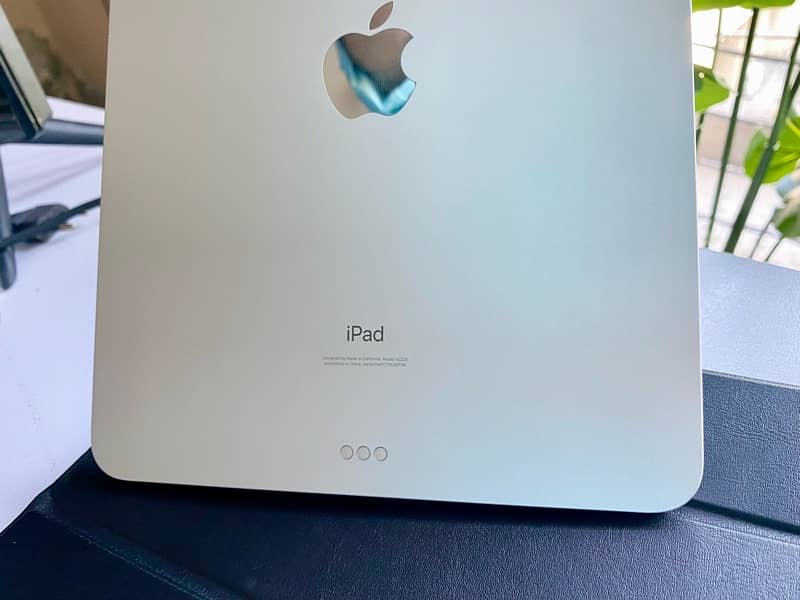 Ipad pro 11 2nd gen 128 gb silver with box and charger 5