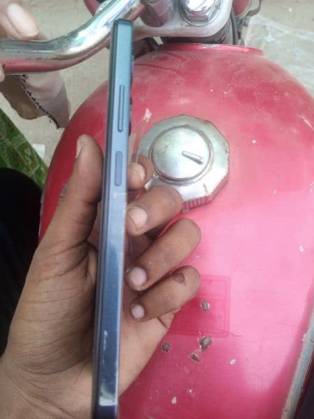 infinix smart 8 new haii bilkul 10/10 haii box charger sth haii 4+4/64 5