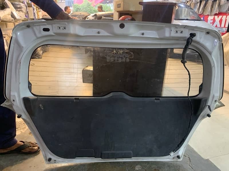 suzuki swift genuine dikki / trunk with screen 1