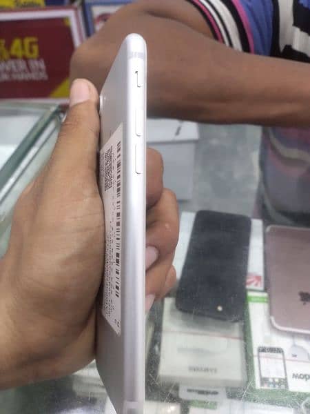 iPhone 7 condition 10 by 9 non pta sim lock 11