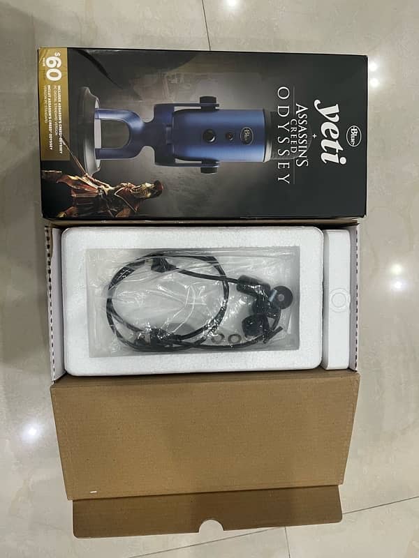 blue yeti microphone with box 2