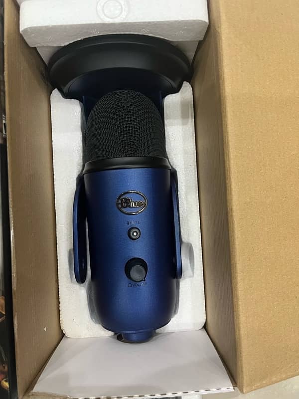 blue yeti microphone with box 3