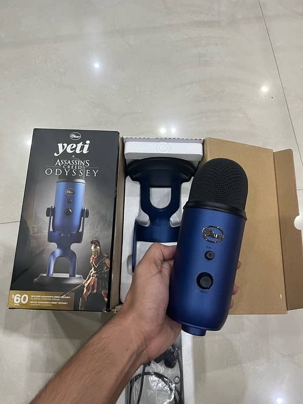 blue yeti microphone with box 4