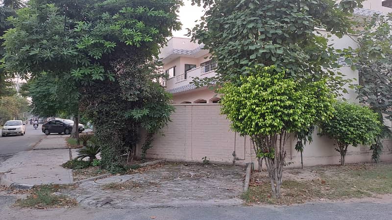 One Kanal House For Rent 4