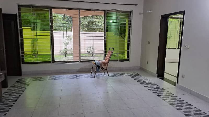 One Kanal House For Rent 11