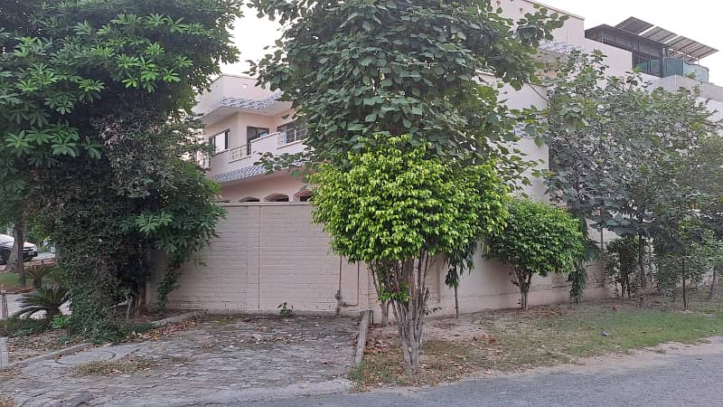 One Kanal House For Rent 16