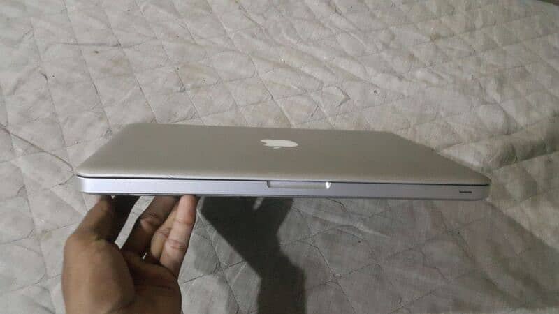 Macbook pro 2012. core i5.4GB Ram. 128GB Samsung latest SSD 4