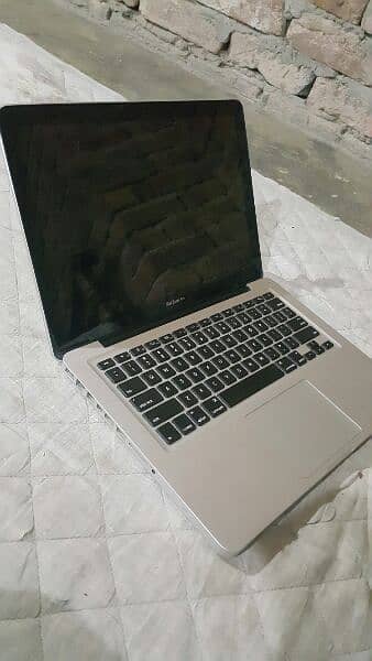 Macbook pro 2012. core i5.4GB Ram. 128GB Samsung latest SSD 6