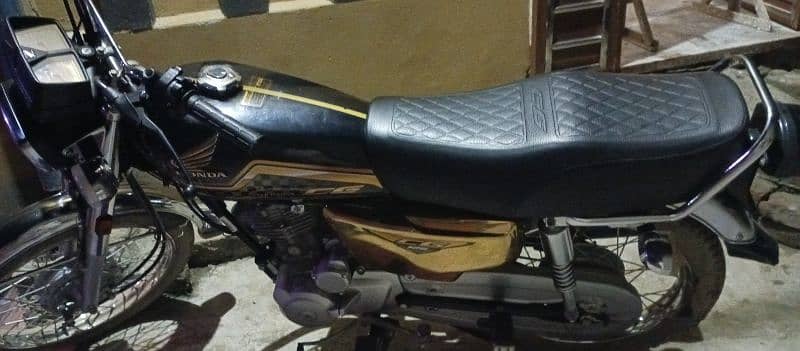 Honda 125 black Gold addition 0