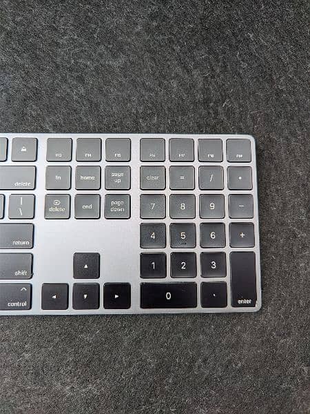 Apple magic 2 space grey wireless Bluetooth rechargeable keyboard 1