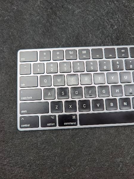 Apple magic 2 space grey wireless Bluetooth rechargeable keyboard 2