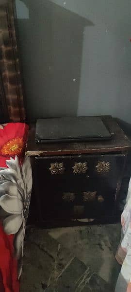 king bed 1 side table 2