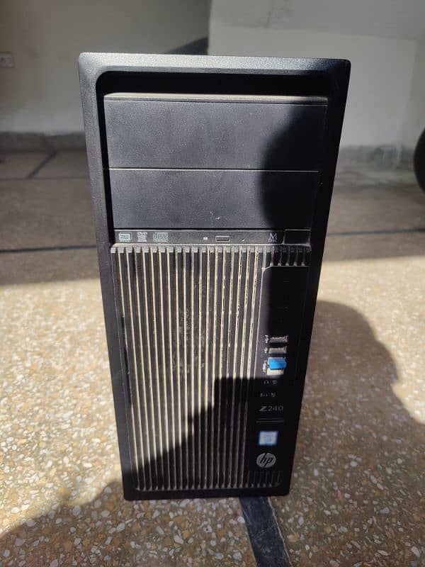 HP Z240 Workstation 
Tower 1