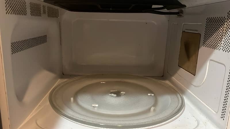 2 tvs Samsung microwave haeir 1