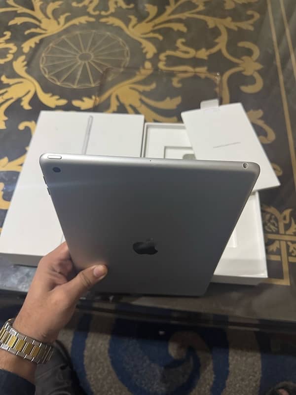 iPad 9th generation complete box 5