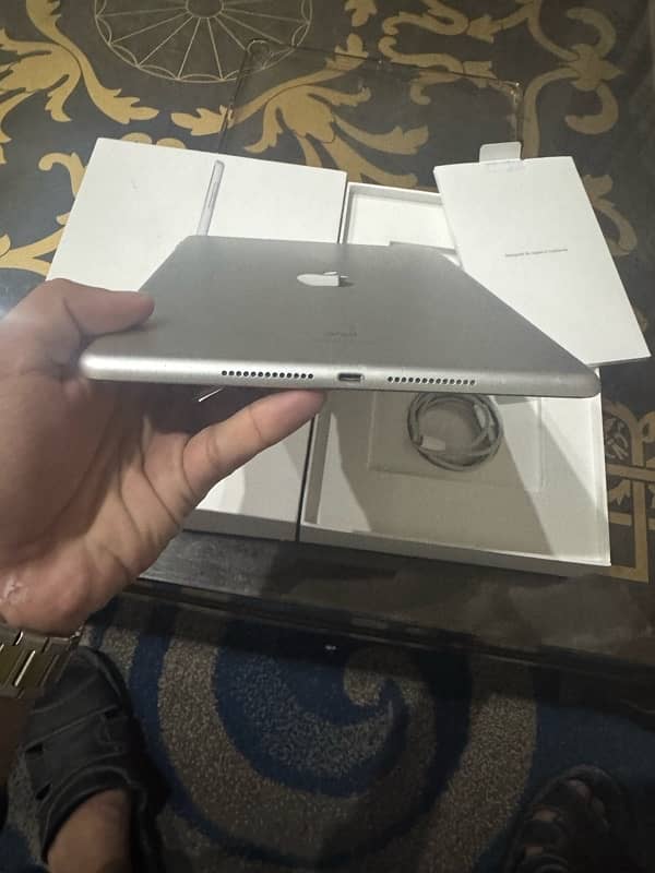 iPad 9th generation complete box 6