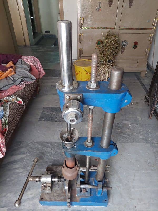 Hand moulding machine 4