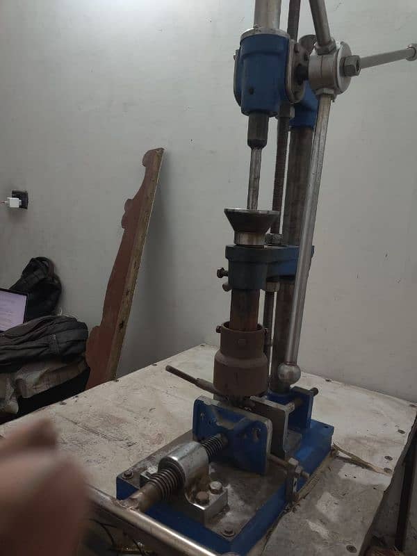 Hand moulding machine 7